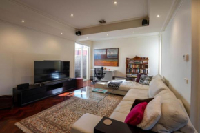Brighton Chic Pet Friendly Near Beach & Train